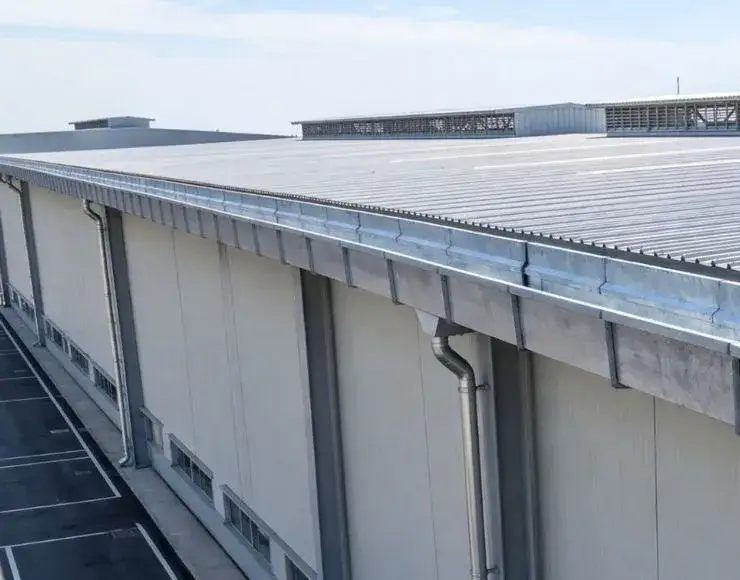 Calha metálica instalada em cobertura de galpão industrial
