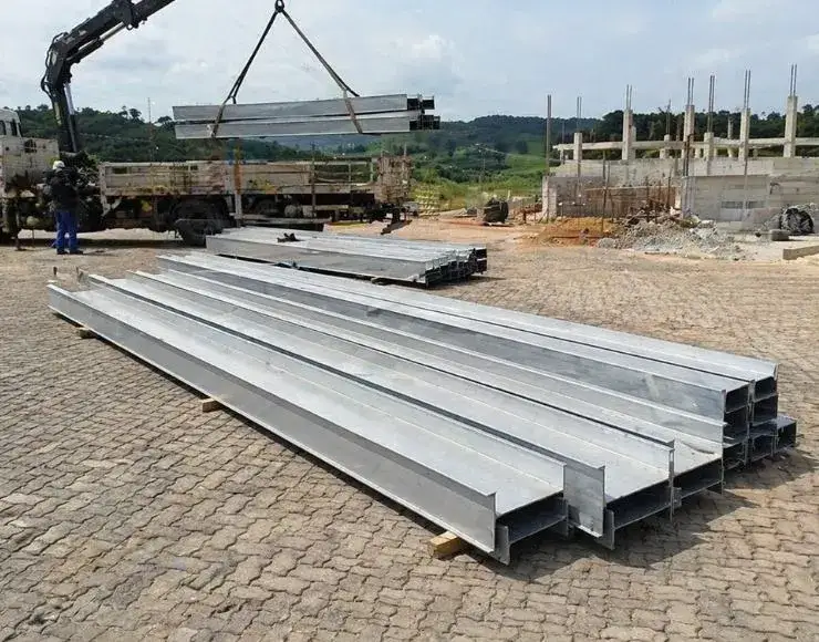 Calhas industriais sob medida em canteiro de obra com estrutura metálica