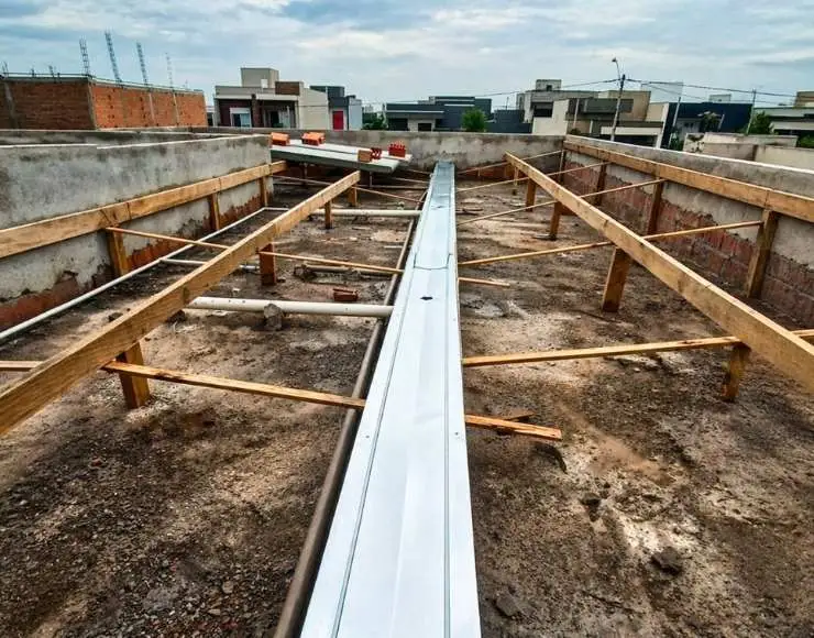 Calhas e rufos metálicos preparados para aplicação em obra industrial