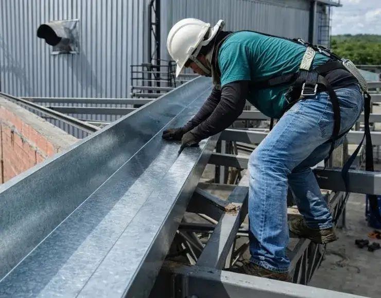 Referência visual de rufo de topo em cobertura termoacústica de estrutura industrial