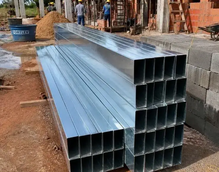 Referência visual de rufo externo com pingadeira para fachada de galpão comercial